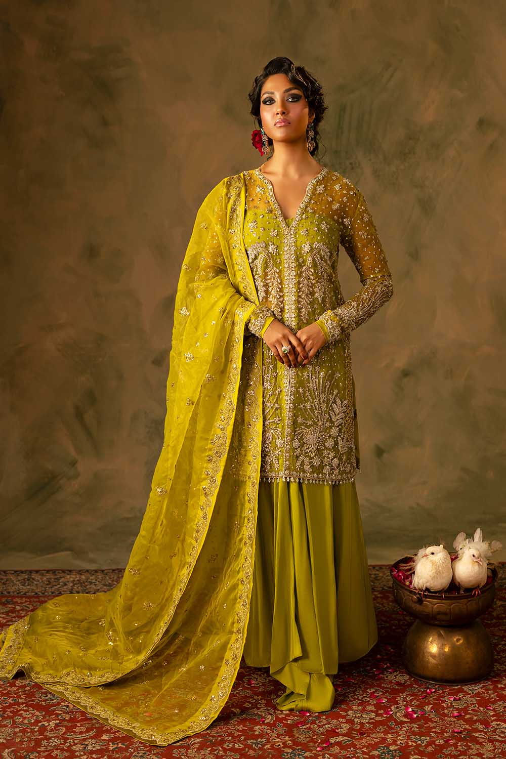 Luxury Parrot Green Organza & Raw Silk Formal Outfit Sillhouete Luxury Parrot Green Organza & Raw Silk Formal Outfit Sillhouete